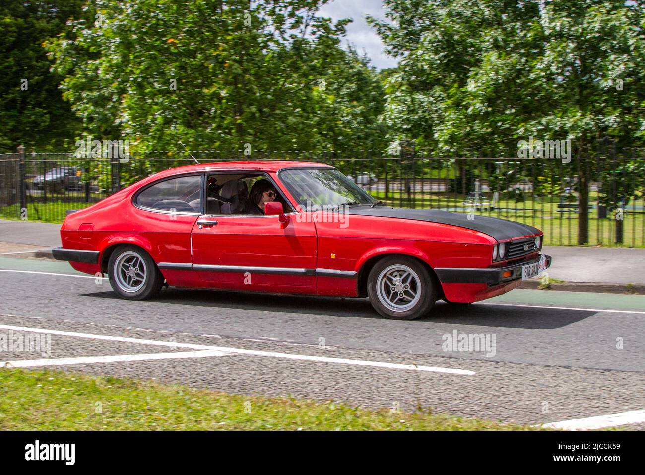 Rote FORD Capri 1993 ccm Benziner 2-Der Coupé-Automobile aus den 1986 80er Jahren wurden während des 58. Jahres der Manchester to Blackpool Touring Assembly für Veteran, Vintage, Classic und Lied Cars vorgestellt. Stockfoto