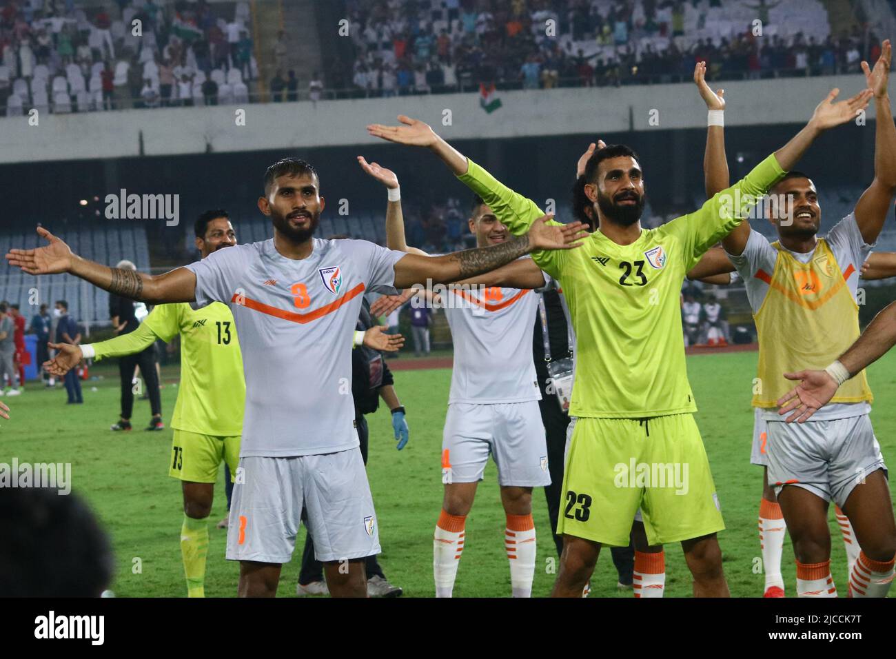 Der Kapitän der indischen Fußballmannschaft Sunil Chhetri feierte mit seinen Teammitgliedern beim AFC Asian CUP Qualifier - Indien gegen Afghanistan beim Vivekananda Yuba Bharati Krirangan in Kalkata nach dem Tor gegen Afghanistan. In einem spannenden Fußballwettbewerb gelang es Indien, Afghanistan mit zwei späten Toren von Sunil Chhetri und Sahal Abdul Samad zu übertreffen. Indien eins 2-1. (Foto von Dipa Chakraborty/Pacific Press) Stockfoto