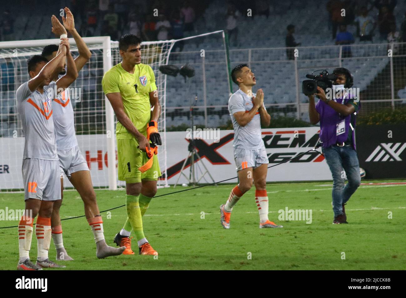 Der indische Fußballer Sunil Chhetri und Anwar Ali feierten nach einem Tor gegen Afghanistan beim AFC Asian CUP Qualifier - Indien gegen Afghanistan beim Vivekananda Yuba Bharati Krirangan in Kalkata. In einem spannenden Fußballwettbewerb gelang es Indien, Afghanistan mit zwei späten Toren von Sunil Chhetri und Sahal Abdul Samad zu übertreffen. Indien eins 2-1. (Foto von Dipa Chakraborty/Pacific Press) Stockfoto