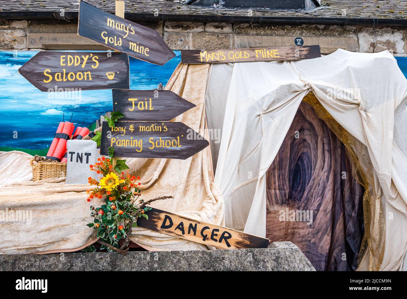 Skurrile Scherzdekorationen, die eine Goldmine im Wilden Westen mit TNT-Sprengstoff an der Vorderseite des Hauses für den Galatag darstellen, Prestonpans, East Lothian, Schottland, Großbritannien Stockfoto