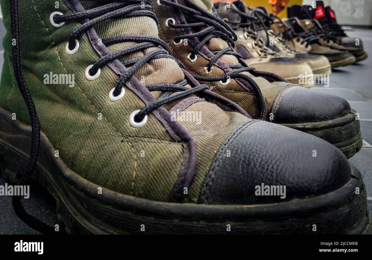 Nahaufnahme eines Trainingsschuhs der Armee, Schuhe wurden nach einem Lauf aufgereiht. Uttarakhand Indien. Stockfoto