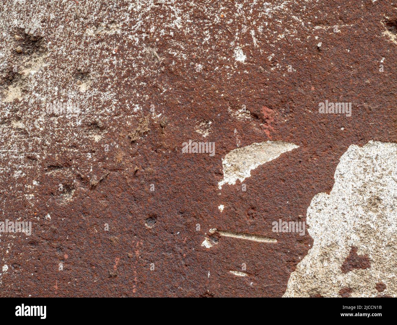 Gebrochene Wand mit eingelegten Eisenstücken. Texturen und Ressourcen Stockfoto