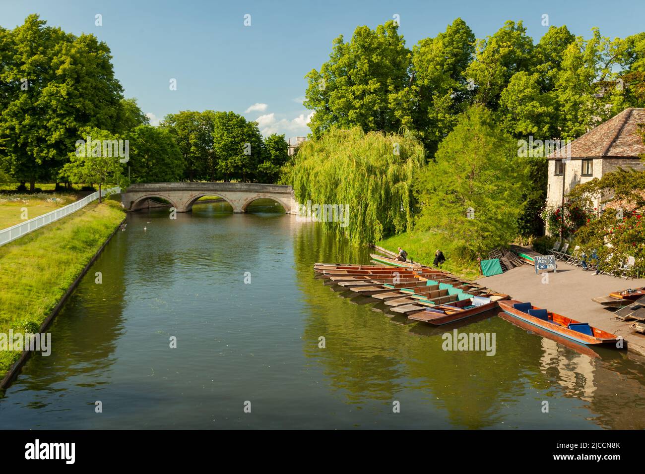 Frühlingsnachmittag auf dem Fluss Cam in Cambridge, England. Trinity Bridge in der Ferne. Stockfoto