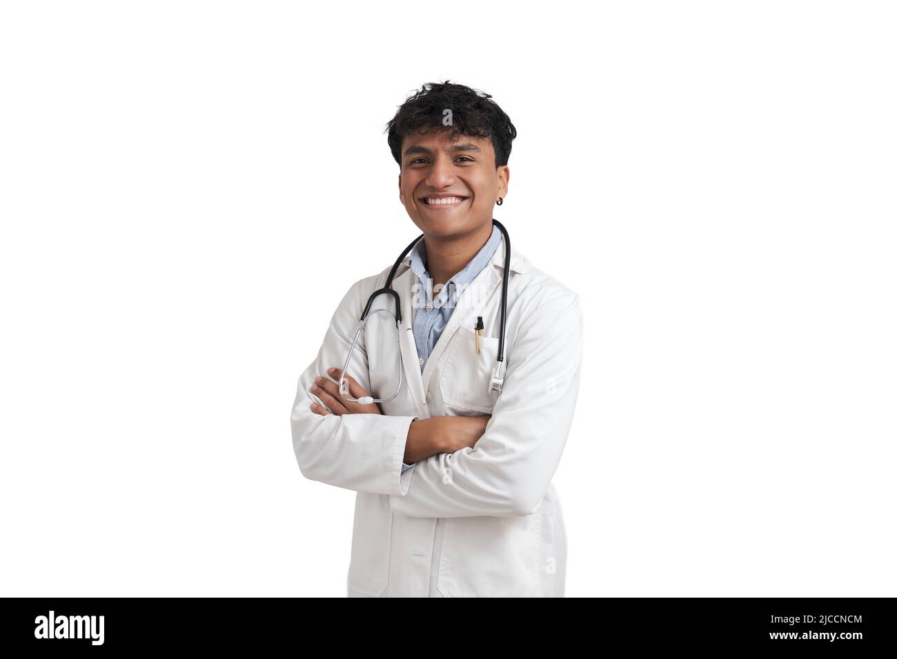 Porträt eines jungen peruanischen männlichen Arztes, der lächelt und isoliert auf die Kamera schaut. Stockfoto