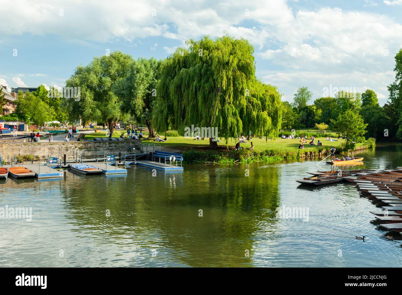 Frühlingsnachmittag auf dem Fluss Cam in Cambridge, England. Stockfoto