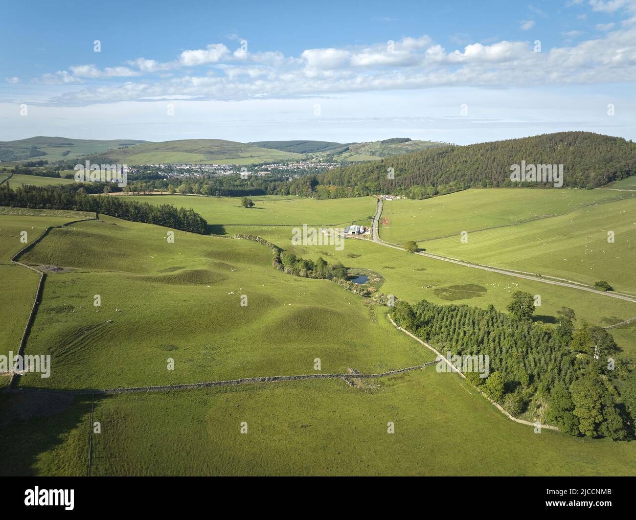 Luftaufnahme von landwirtschaftlichem Land in der Nähe von Galashiels an den schottischen Grenzen. Stockfoto