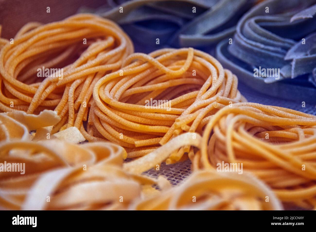 Detailansicht verschiedener Pasta in verschiedenen Farben zum Kochen vorbereitet Stockfoto