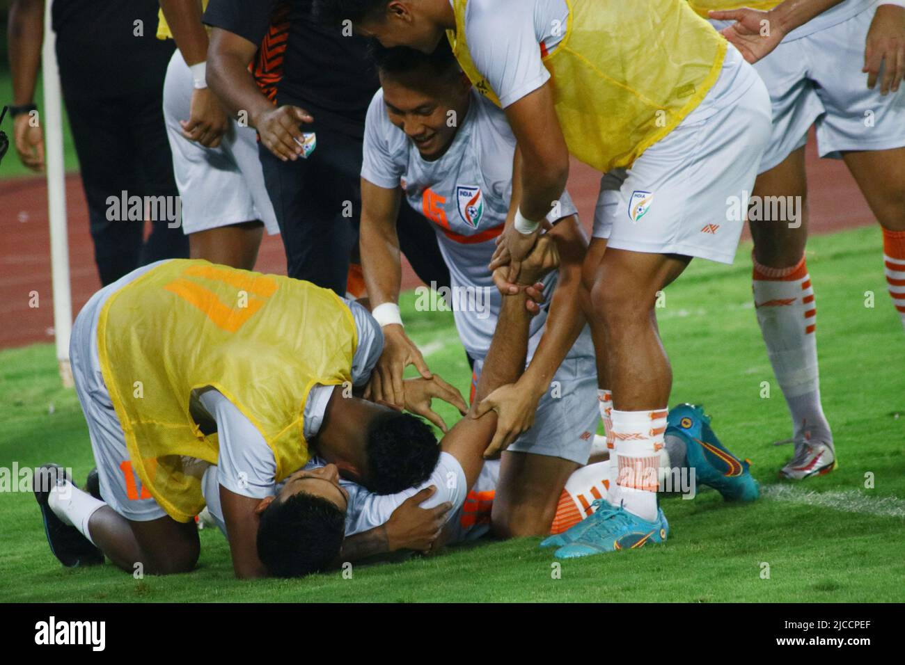 11. Juni 2022, Kalkutta, Westbengalen, Indien: Der Kapitän der indischen Fußballmannschaft Sunil Chhetri feierte mit seinen Teammitgliedern im Rahmen der AFC Asian CUP Qualifier - Indien gegen Afghanistan beim Vivekananda Yuba Bharati Krirangan in Kalkutta ein Tor gegen Afghanistan. In einem spannenden Fußballwettbewerb gelang es Indien, Afghanistan mit zwei späten Toren von Sunil Chhetri und Sahal Abdul Samad zu übertreffen. Indien eins 2-1. (Bild: © Dipa Chakraborty/Pacific Press via ZUMA Press Wire) Stockfoto