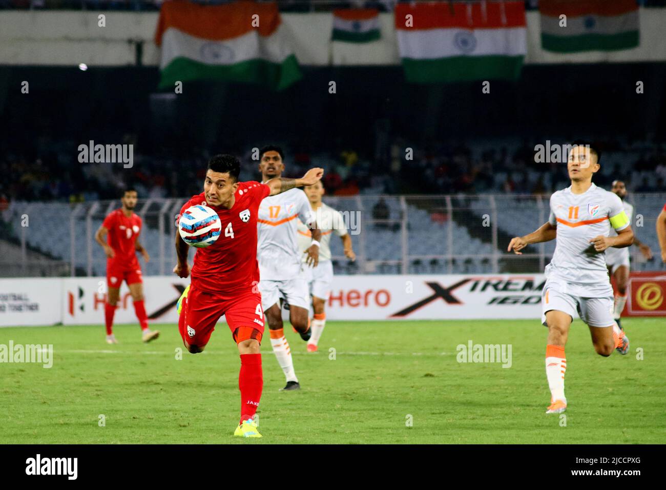 Kalkutta, Westbengalen, Indien. 11.. Juni 2022. AFC Asian CUP Qualifier - Indien gegen Afghanistan beim Vivekananda Yuba Bharati Krirangan in Kalkutta. In einem spannenden Fußballwettbewerb gelang es Indien, Afghanistan mit zwei späten Toren von Sunil Chhetri und Sahal Abdul Samad zu übertreffen. Indien eins 2-1. (Bild: © Dipa Chakraborty/Pacific Press via ZUMA Press Wire) Stockfoto