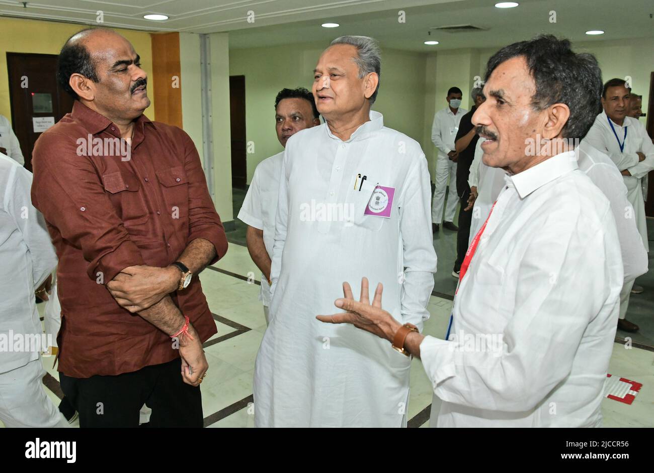 Jaipur, Indien - (6/10/2022) Rajasthan Chief Minister Ashok Gehlot mit Kongress MLAs in einer fröhlichen Stimmung nach Abgabe ihrer Stimmen für Rajya Sabha Wahlen. Der regierende Kongress gewann drei der vier Sitze im Staat, während die BJP einen Sitz einsackte. (Foto von Sumit Sararswat/Pacific Press/Sipa USA) Stockfoto