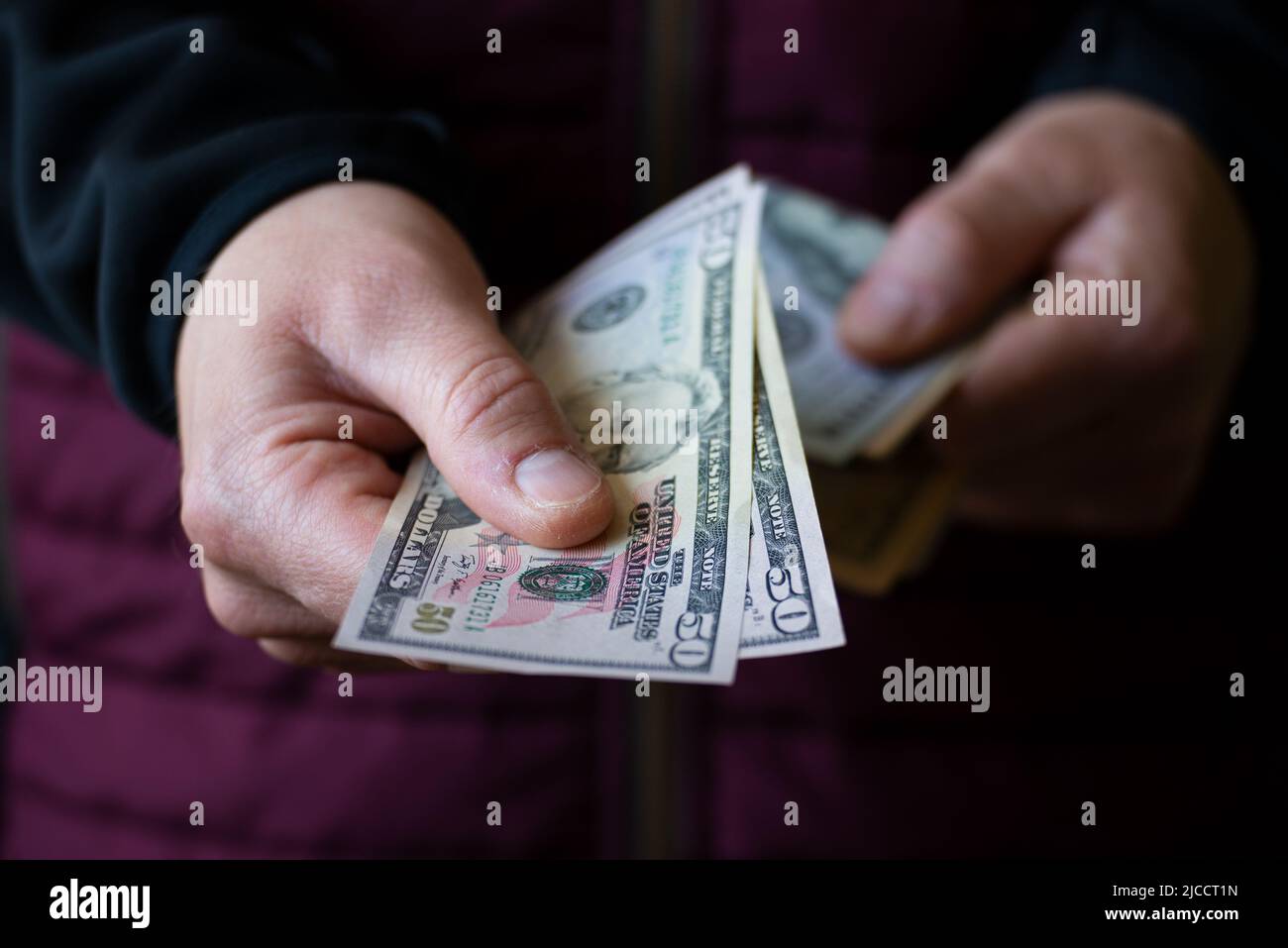 Zwei 50-Dollar-Scheine in weißer männlicher Nahaufnahme Stockfoto
