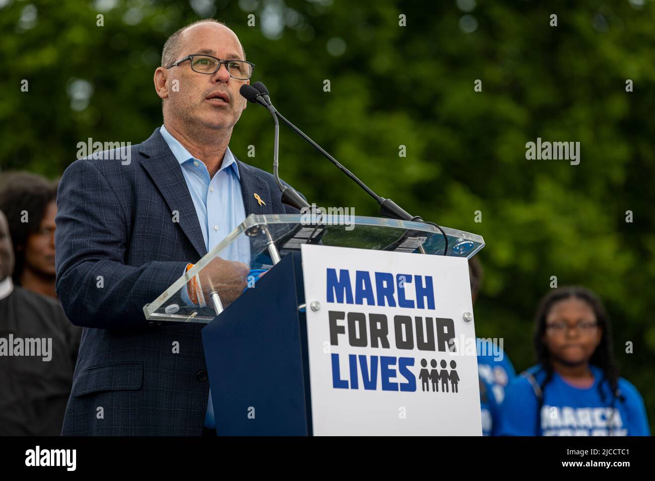 District Of Columbia, Usa. 11.. Juni 2022. Der amerikanische Aktivist gegen Waffengewalt Fred Guttenberg, dessen 14-jährige Tochter Jaime Guttenberg bei der Schießerei an der Stoneman Douglas High School ermordet wurde. Tausende sammeln sich auf der National Mall und drängen auf strengere US-Waffengesetze? Während des zweiten Marsches für unsere Leben Rallye. Dies und mehr als 400 lokale Kundgebungen in den USA werden von einer ständigen Flut von Schießereien in den Vereinigten Staaten begleitet. (Foto: Michael Nigro/Pacific Press) Quelle: Pacific Press Media Production Corp./Alamy Live News Stockfoto