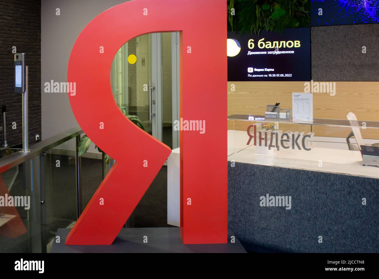 Moskau, Russland. 07.. Juni 2022. Das Yandex-Logo, das am Hauptsitz des Unternehmens in Moskau zu sehen ist. Der CEO des Unternehmens, Arkady Volozh, trat zurück, nachdem er von westlichen Sanktionen angegriffen worden war. Der Geschäftsmann bezeichnete die Sanktionen als „fehlgeleitet und letztlich kontraproduktiv“. Kredit: SOPA Images Limited/Alamy Live Nachrichten Stockfoto