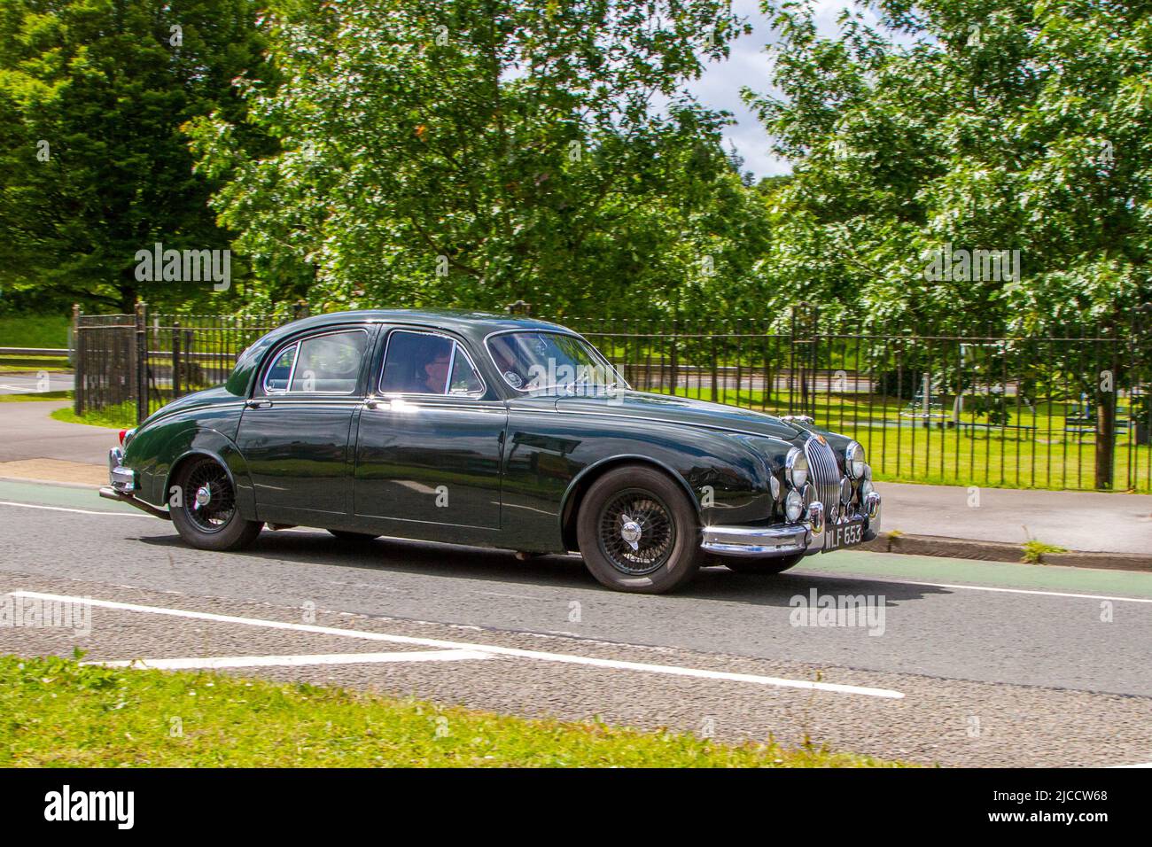 Grüne Jaguar 3442cc-Benzinlimousine aus den 1959 50s 50er Jahren; Fahrzeuge, die während des Jahres 58. der Manchester to Blackpool Touring Assembly für Veteran-, Vintage-, Classic- und geschätzte Fahrzeuge vorgestellt wurden. Stockfoto