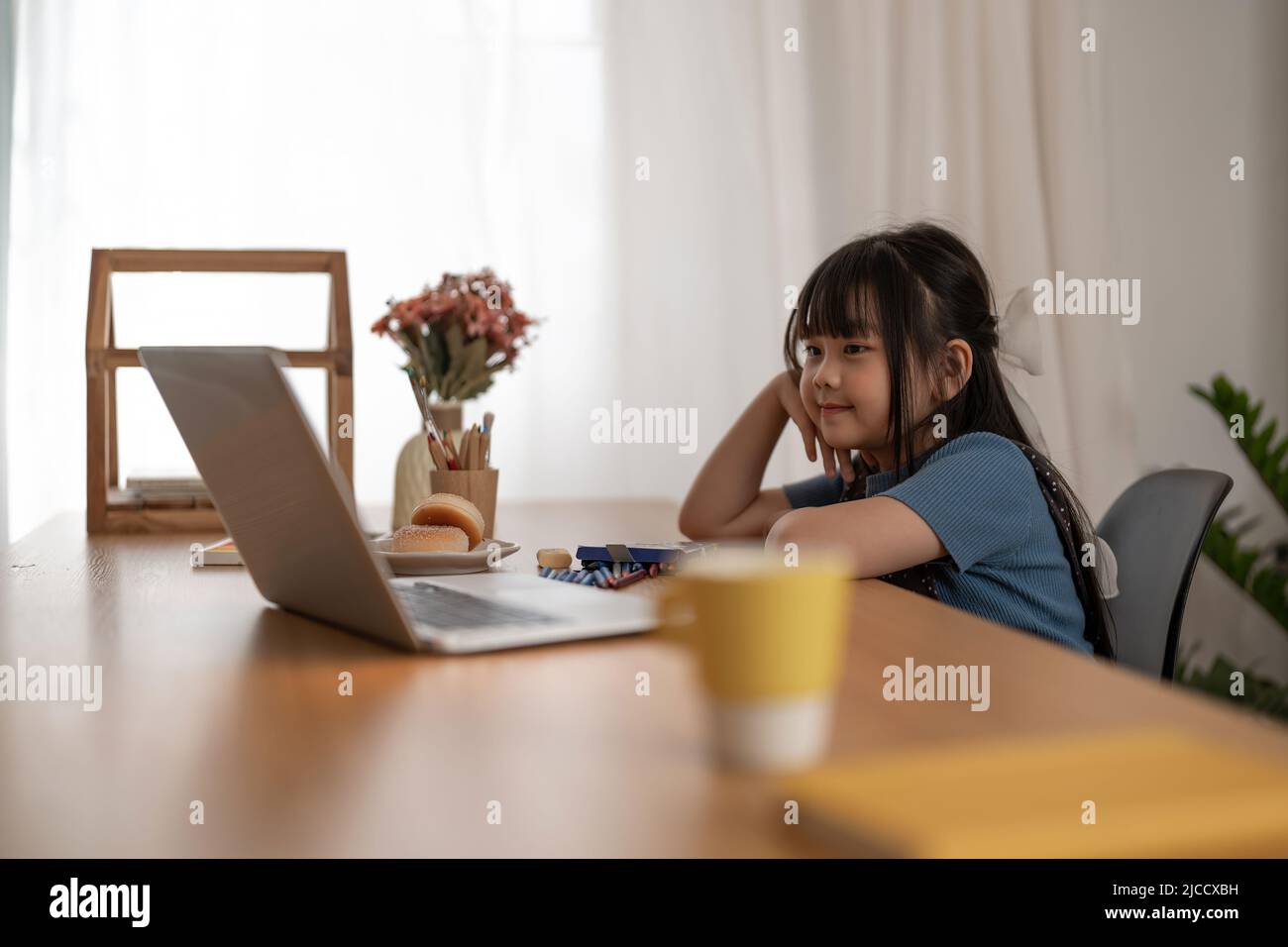 Asiatische Kinder Mädchen mit Laptop-Computer für Online-Studie Homeschooling. homeschooling, Online-Studie, Home Quarantäne, Online-Lernen, Corona-Virus Stockfoto
