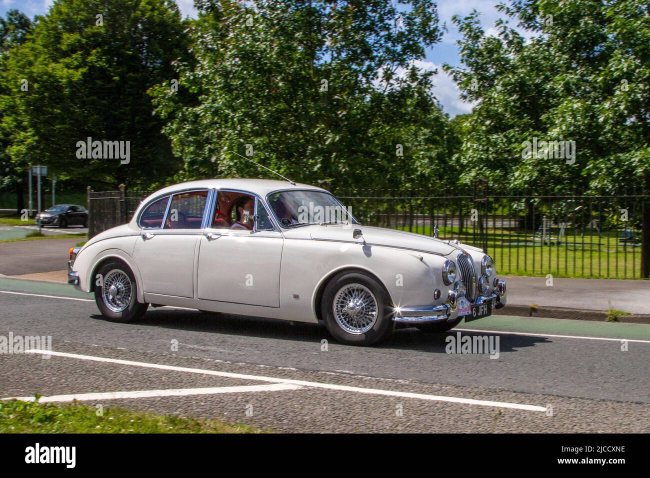 1960 60s 60er Jahre weiße Jaguar MK II 3442cc Benzinlimousine; Fahrzeuge, die während des Jahres 58. der Manchester to Blackpool Touring Assembly für Veteran, Vintage, Classic und geschätzte Autos vorgestellt wurden. Stockfoto