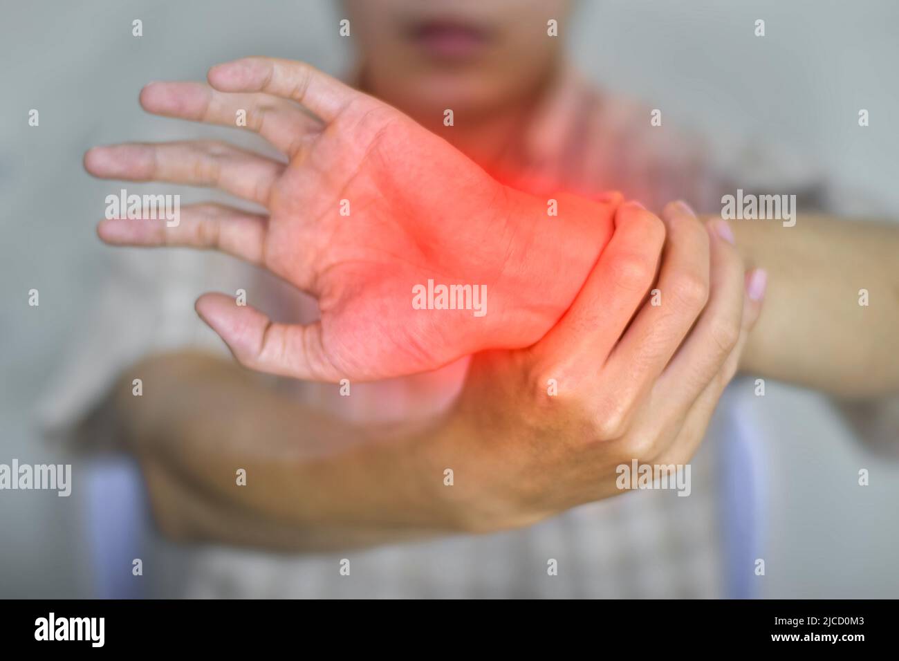 Entzündung des asiatischen jungen Mannes Handgelenk. Konzept von Gelenkschmerzen und Handproblemen. Stockfoto