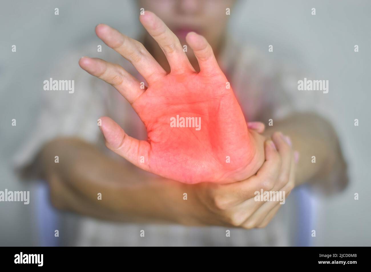 Schmerzhafter Palmar-Aspekt des asiatischen jungen Mannes. Konzept des Kompartiment-Syndroms, Zellulitis und Schmerzen der Handmuskulatur. Stockfoto