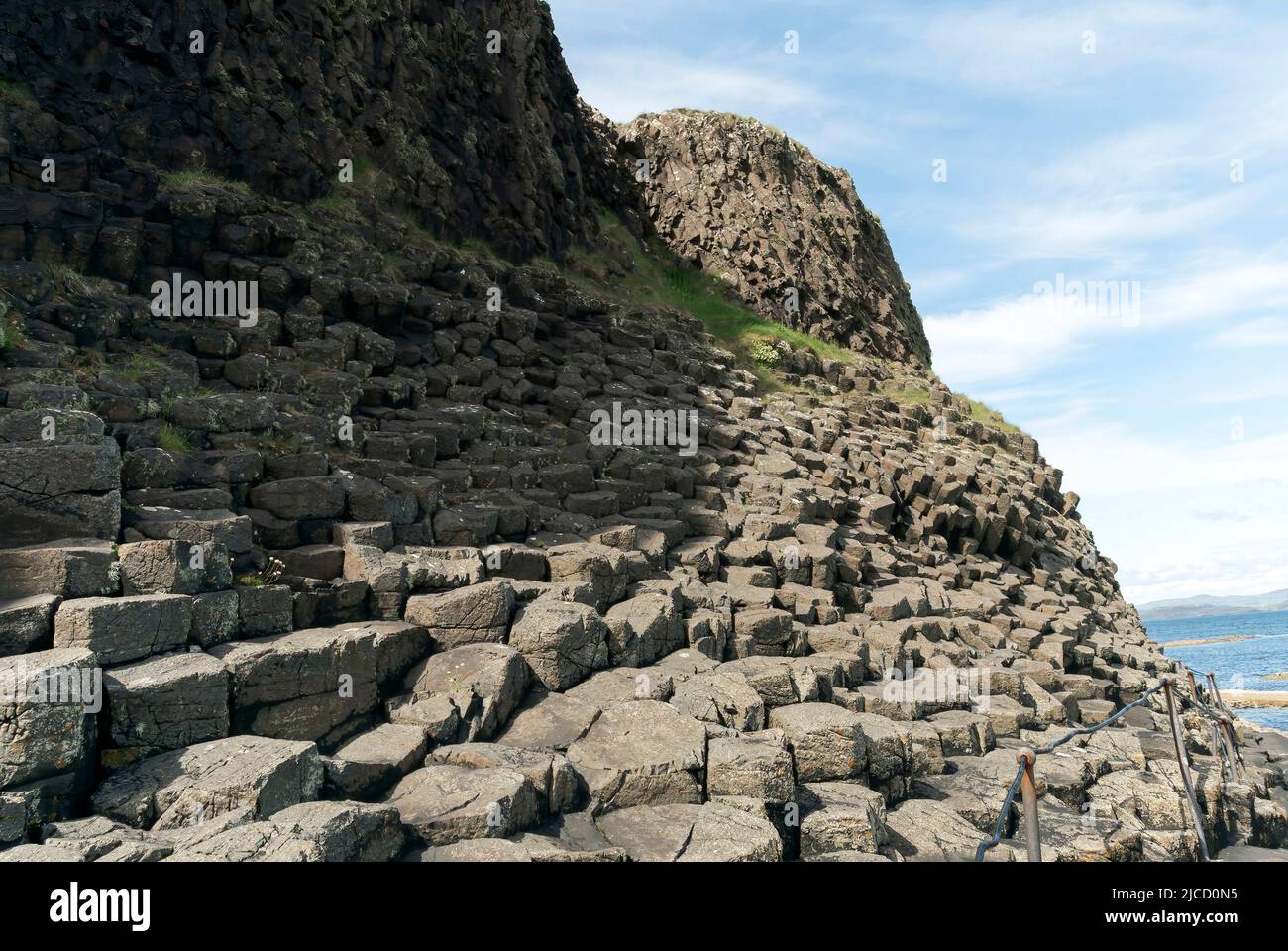 Fingal's Cave, zeigt Höhle und Basaltlava, Staffa Island, Schottland, Großbritannien, 30. Mai 2022 Stockfoto