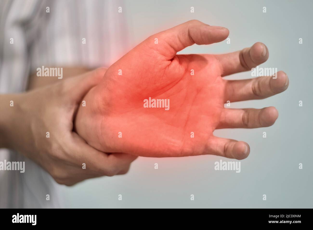 Schmerzhafter Palmar-Aspekt des asiatischen jungen Mannes. Konzept des Kompartiment-Syndroms, Zellulitis und Schmerzen der Handmuskulatur. Stockfoto