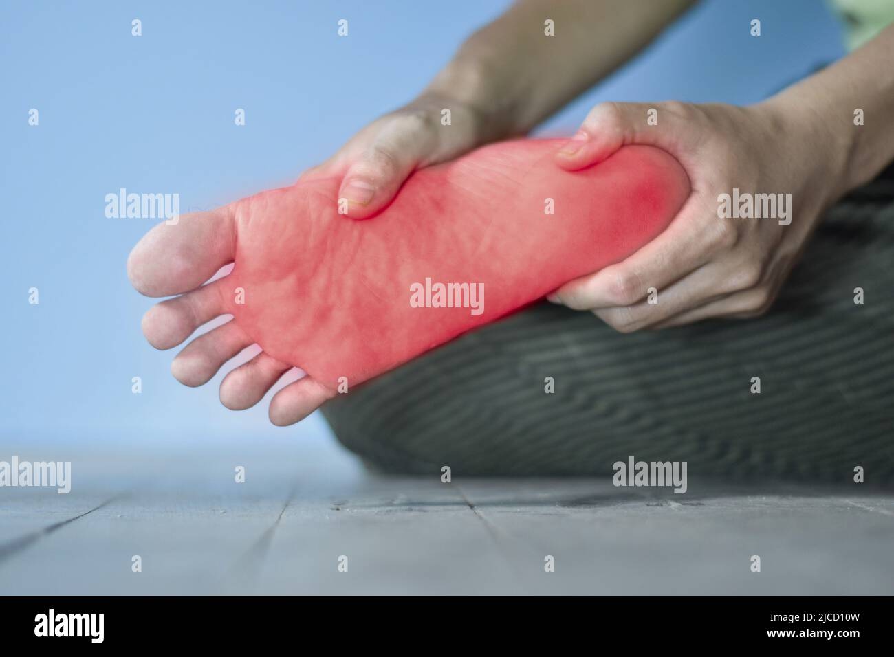 Kribbeln und Brennen im Fuß des asiatischen jungen Mannes mit Diabetes.  Fußschmerzen. Sensorische Neuropathie Probleme. Probleme mit den Fußnerven.  Plantar fasciit Stockfotografie - Alamy