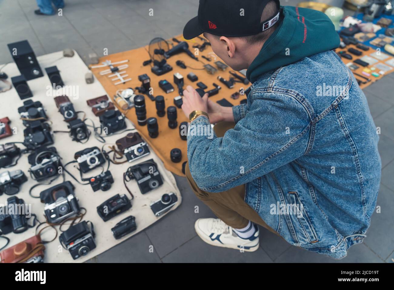 18.05.2022. Tiflis, Georgien. Kunden stöbern in den Retro-Kameras auf dem Flohmarkt. Hochwertige Fotos Stockfoto