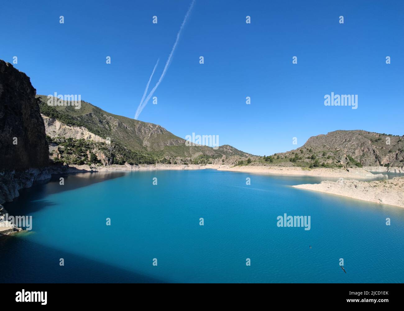 Atemberaubender blauer embalse de cenajo Stausee in den Bergen in der Nähe von cuenca, spanien Stockfoto