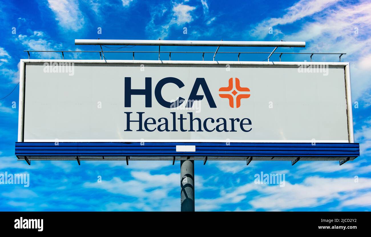 POZNAN, POL - 1. MAI 2022: Werbetafel mit dem Logo von HCA Healthcare, einem gemeinnützigen Betreiber von Gesundheitseinrichtungen, die gegründet wurde Stockfoto