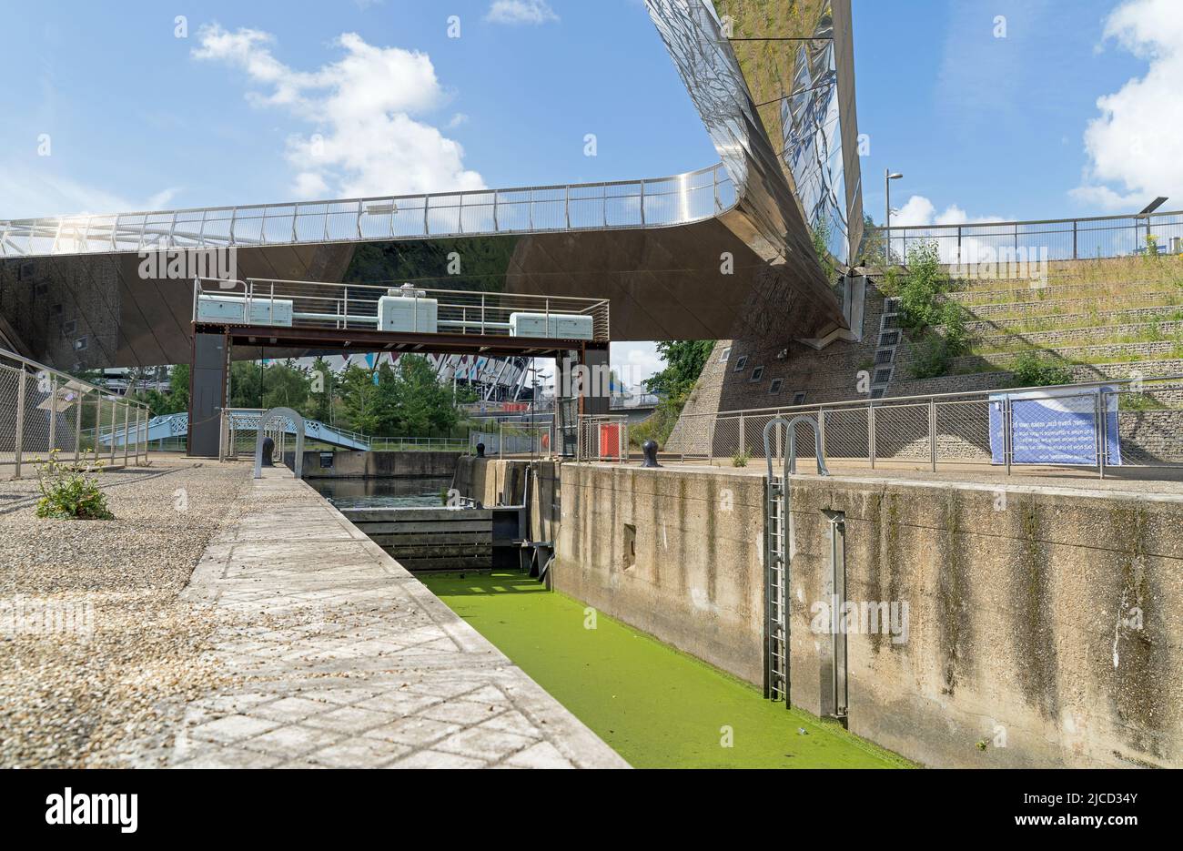 Schleusentore am Fluss Lea im Queen Elizabeth Olympic Park, Stratford. London Stockfoto