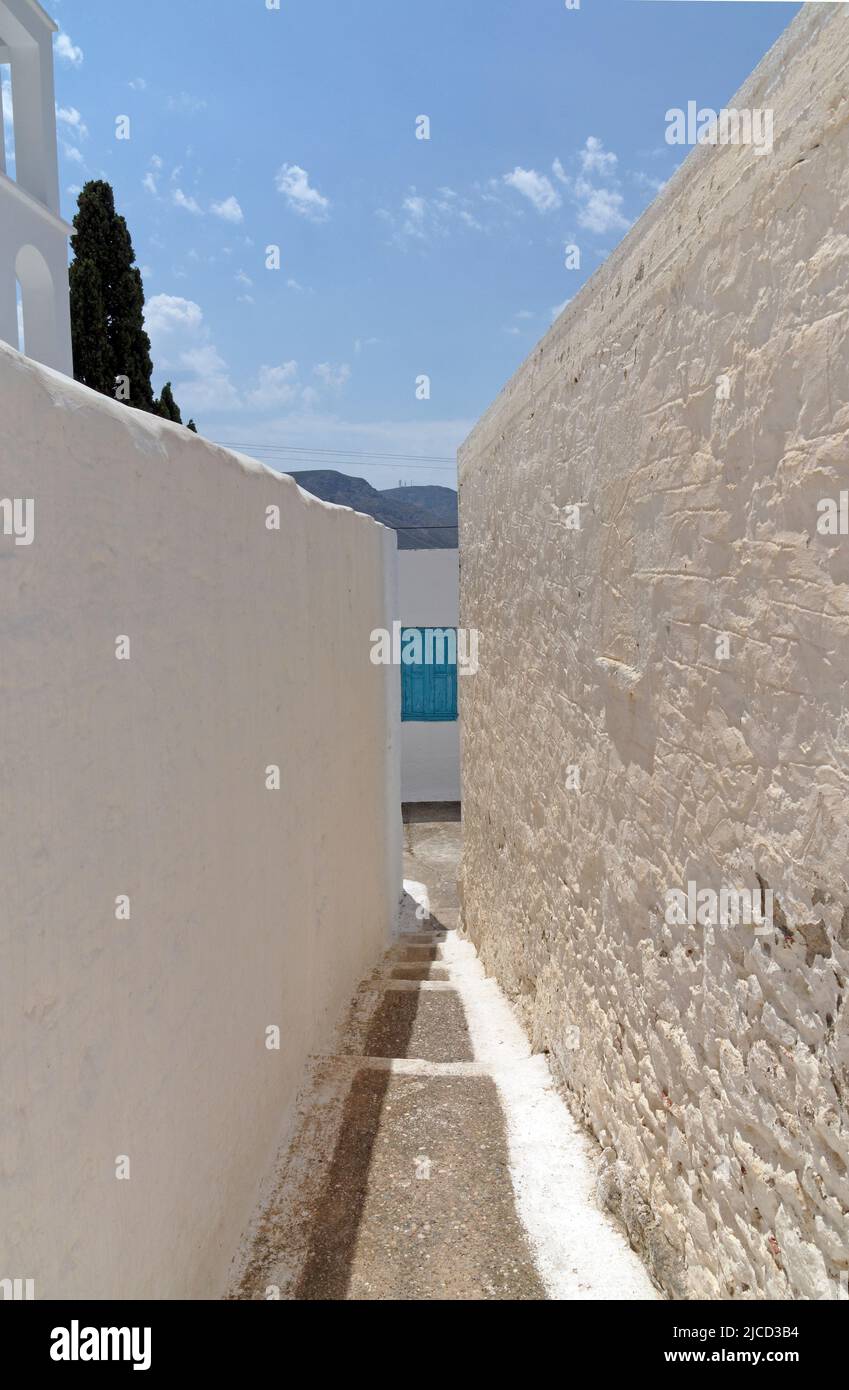 Blick auf das Bergdorf Megalo Chorio, Tilos, enge Gasse zwischen zwei unberührten, weiß getünchten Wänden. Dodekanesisch, Rhodos, Griechenland Stockfoto