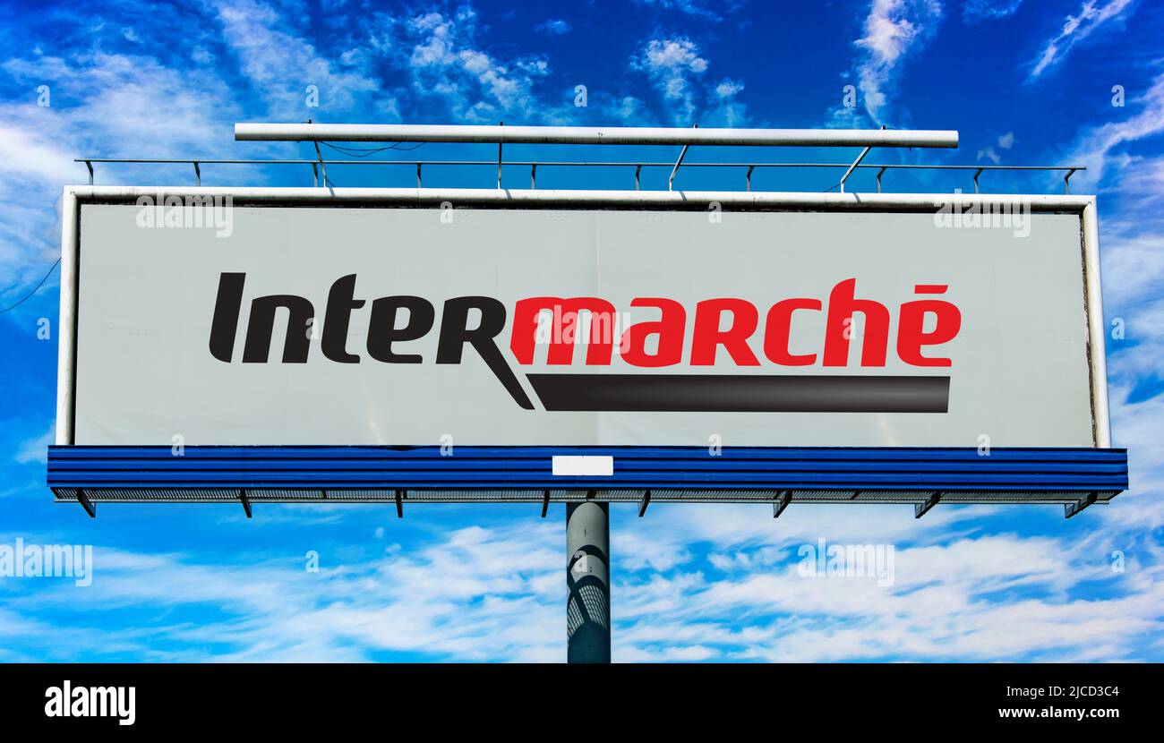 POZNAN, POL - 1. MAI 2022: Werbetafel mit dem Logo von Intermarche, der Marke eines allgemeinen kommerziellen französischen Supermarkts Stockfoto