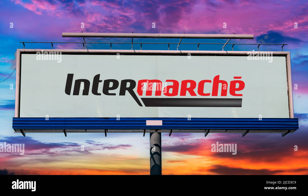 POZNAN, POL - 1. MAI 2022: Werbetafel mit dem Logo von Intermarche, der Marke eines allgemeinen kommerziellen französischen Supermarkts Stockfoto