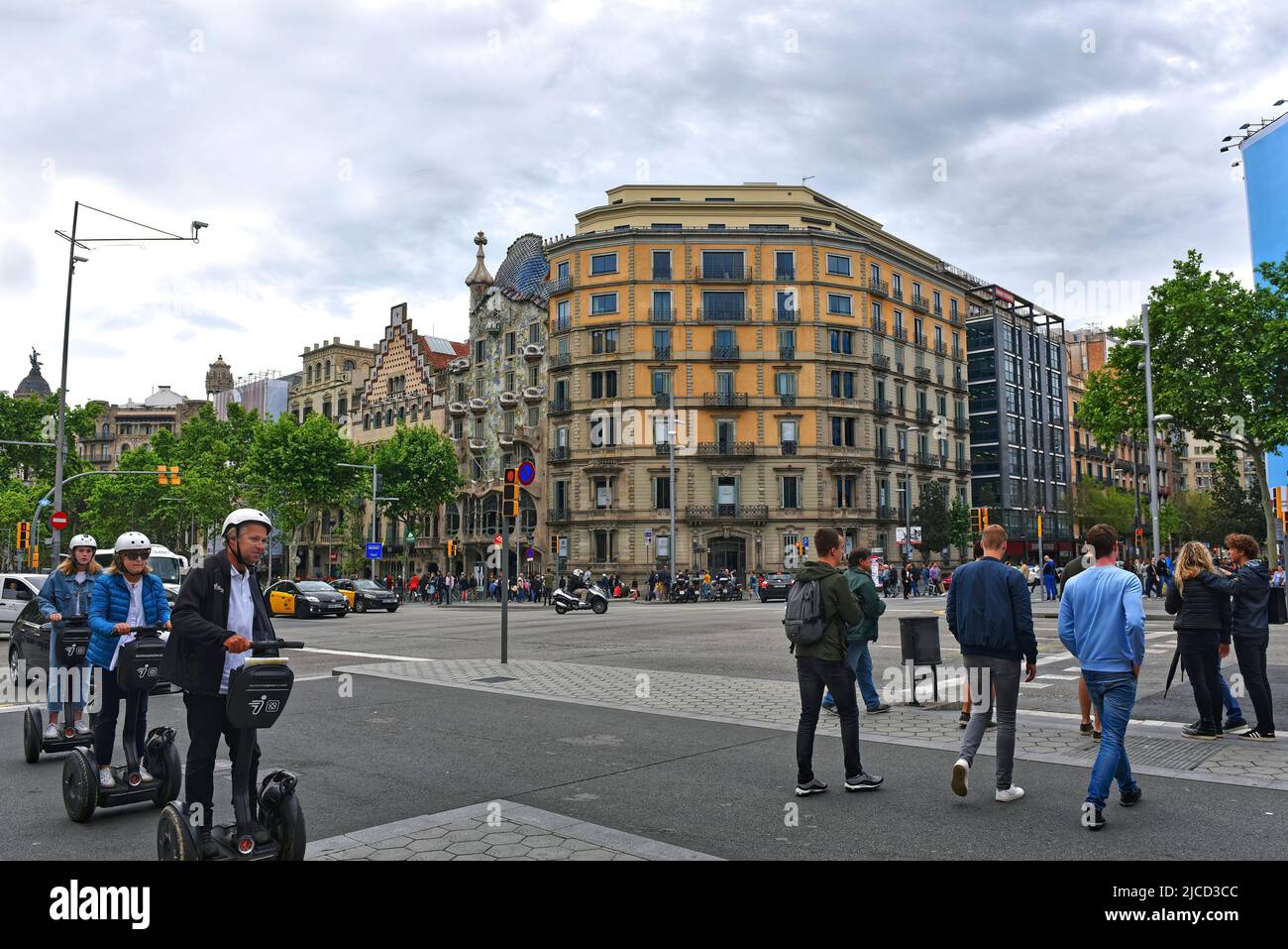 Barcelona, Spanien - 5. Mai 2018: Die Menschen fahren mit elektrischen Segway-Scootern durch die Kreuzung des Passeig de Gràcia, einem Einkaufsviertel der Spitzentouler. Casa Battlo Stockfoto