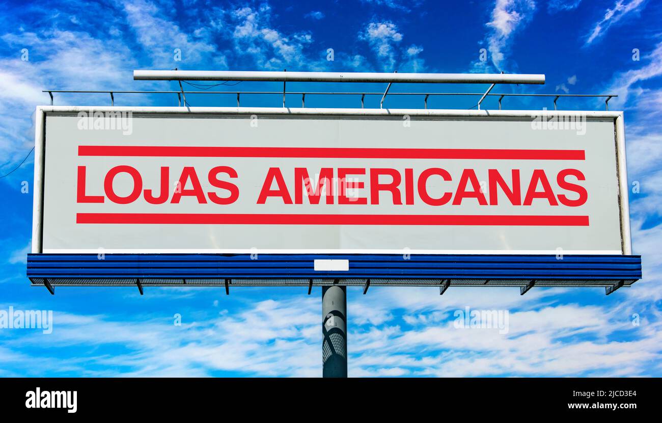 POZNAN, POL - 1. MAI 2022: Werbetafel mit Logo von Lojas Americanas, einer brasilianischen Einzelhandelskette, die 1929 in der Stadt Nitreó gegründet wurde Stockfoto