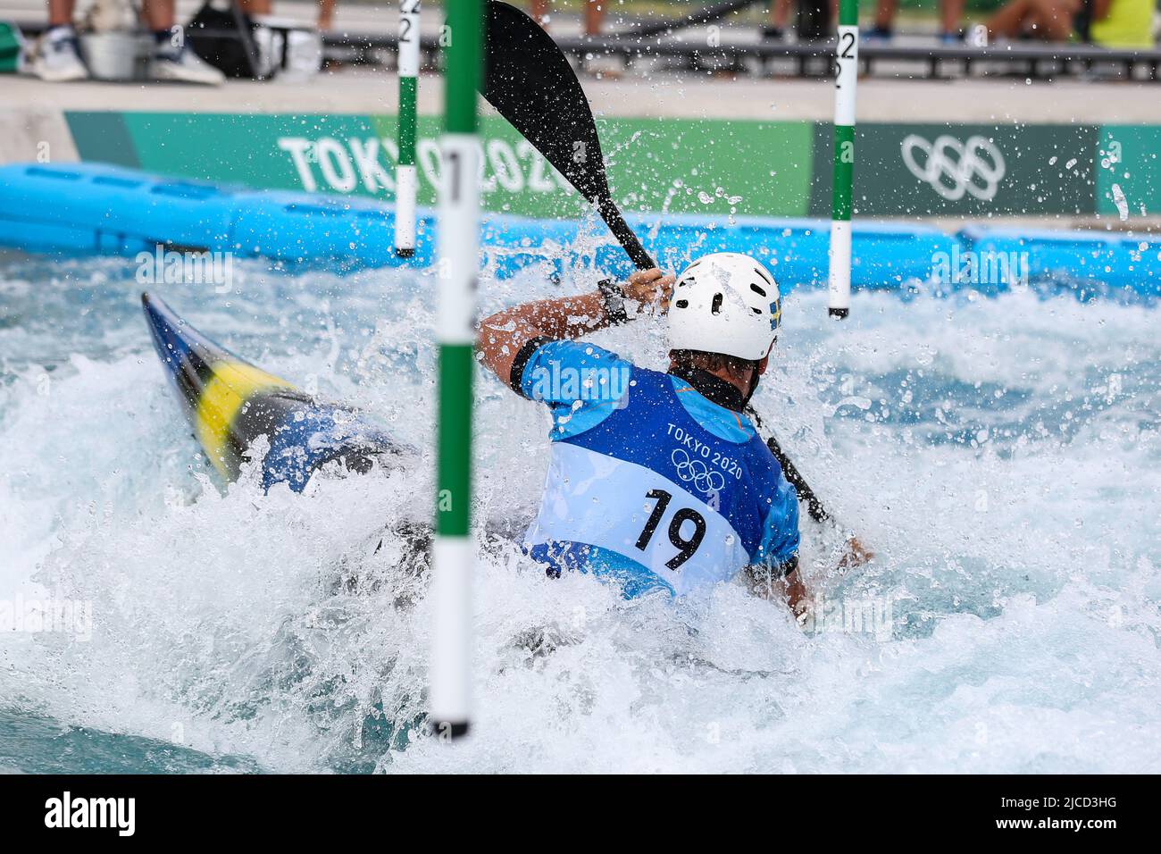 30.. JULI 2021 - TOKIO, JAPAN: Erik Holmer aus Schweden beim Kanuslalom-Kajak-K-1-Finale der Männer bei den Olympischen Spielen in Tokio 2020 in Aktion (Foto b Stockfoto