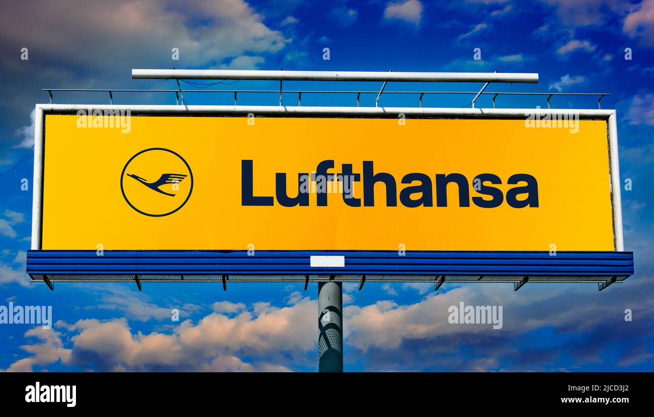 POZNAN, POL - 1. MAI 2022: Werbetafel mit dem Logo der Lufthansa, der Flaggenträger und größten deutschen Fluggesellschaft mit Sitz in Köln Stockfoto