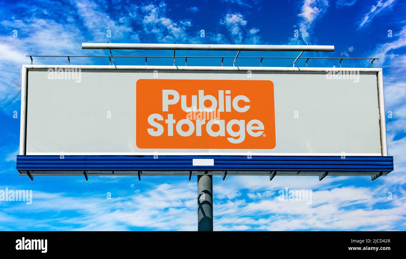 POZNAN, POL - 1. MAI 2022: Werbetafel mit dem Logo von Public Storage, einem internationalen Selbstlagerunternehmen mit Sitz in Glendale, Stockfoto