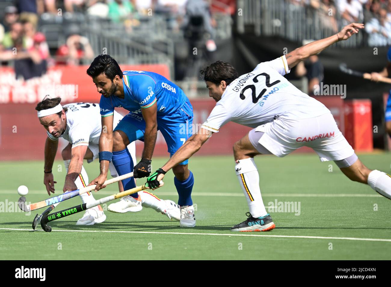 Der belgische Sebastien Dockier, der indische Manpreet Singh und der belgische Simon Gougnard kämpfen während eines Eishockeyspiels zwischen den belgischen Roten Löwen und Indien in der Gruppenphase (Spiel 14 von 16) des Men's FIH Pro League-Wettbewerbs am Sonntag, den 12. Juni 2022 in Wilrijk, Antwerpen, um den Ball. BELGA FOTO JOHAN EYCKENS Stockfoto