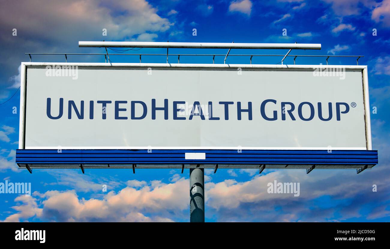 POZNAN, POL - 1. MAI 2022: Werbetafel mit dem Logo der UnitedHealth Group, einem multinationalen, von der BAS verwalteten Gesundheits- und Versicherungsunternehmen Stockfoto