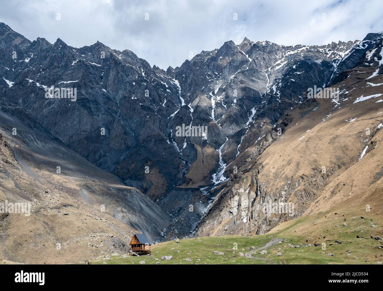 Wanderer genießen die spektakuläre Aussicht auf das große Kaukasus-Gebirge. Stepantsminda, die Republik Georgien. Stockfoto