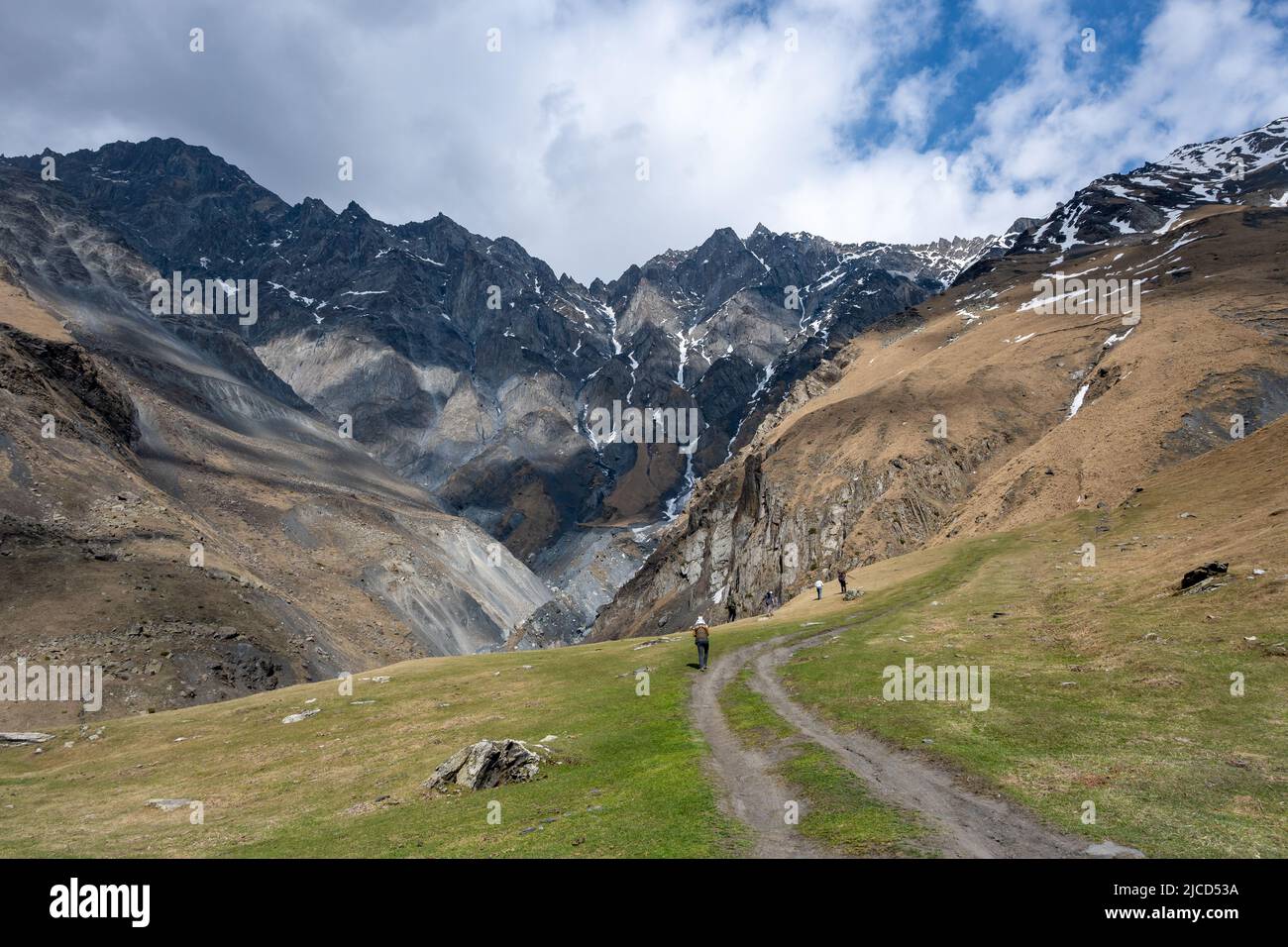 Wanderer genießen die spektakuläre Aussicht auf das große Kaukasus-Gebirge. Stepantsminda, die Republik Georgien. Stockfoto