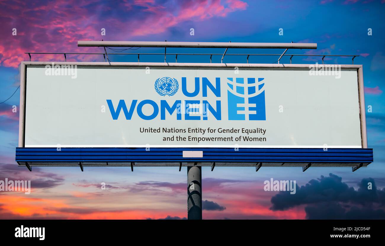 POZNAN, POL - 1. MAI 2022: Werbeplakat mit Logo von UN Women, einer Organisation der Vereinten Nationen, die sich für die Stärkung von Frauen eingesetzt hat Stockfoto