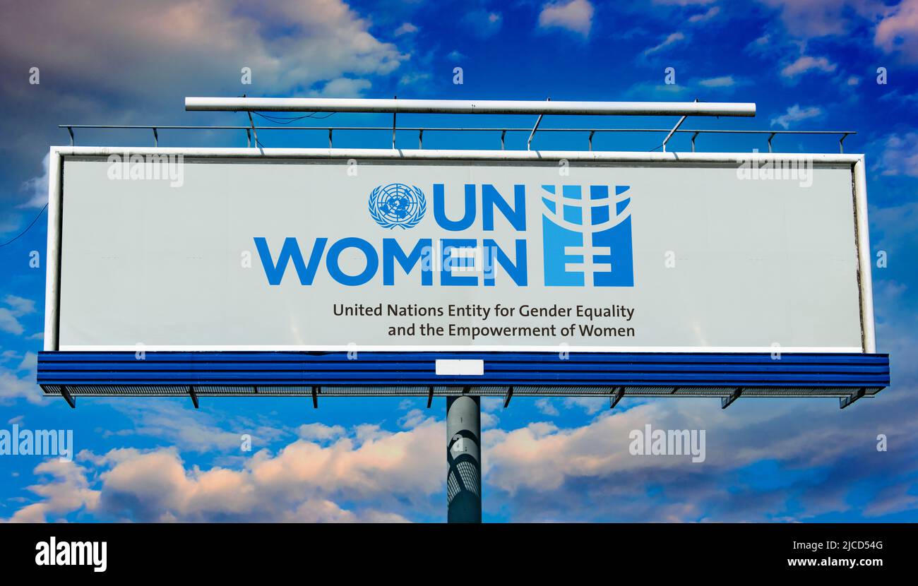 POZNAN, POL - 1. MAI 2022: Werbeplakat mit Logo von UN Women, einer Organisation der Vereinten Nationen, die sich für die Stärkung von Frauen eingesetzt hat Stockfoto