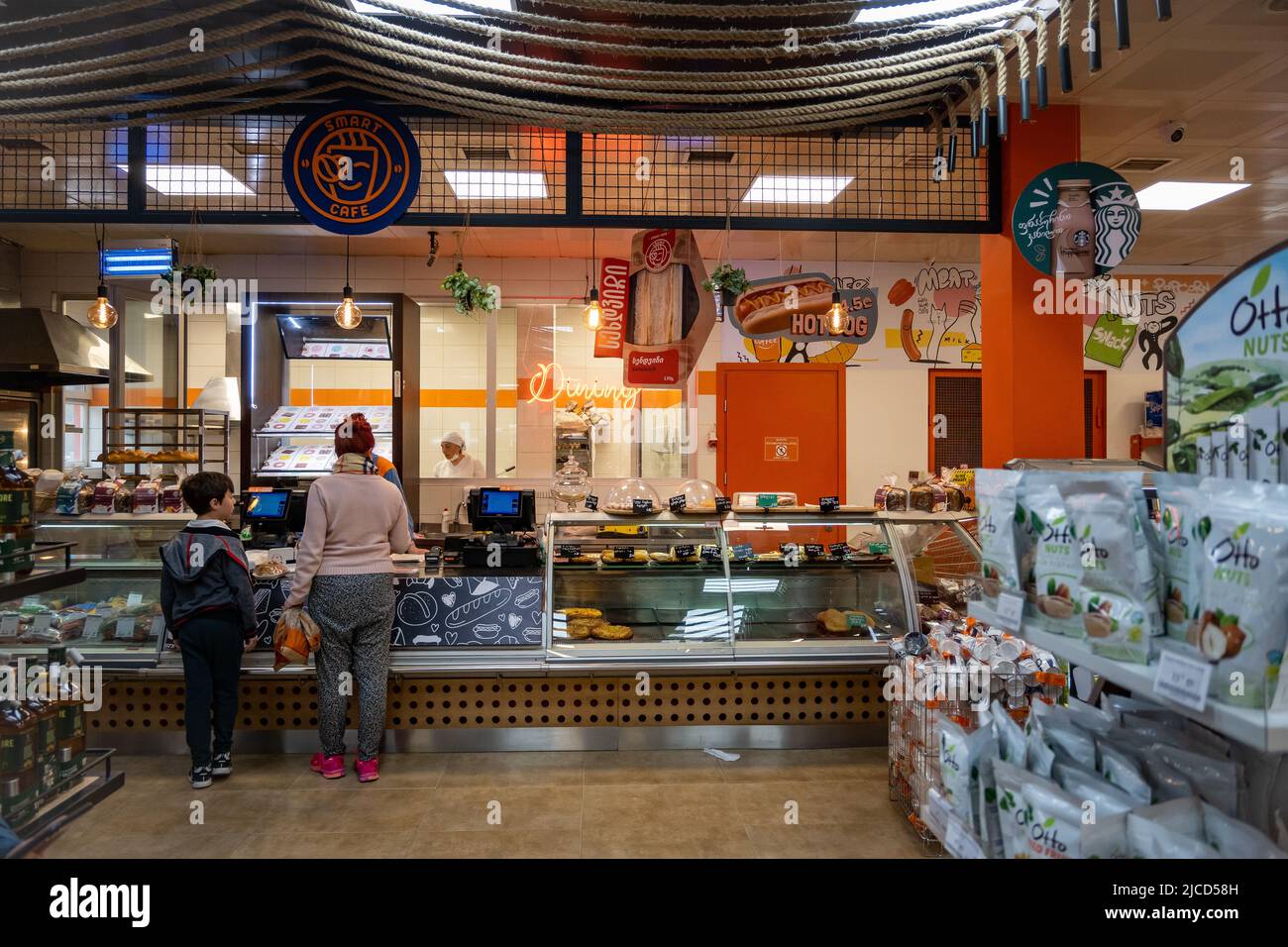 Eine Frau und ein Junge Shop in einer Bäckerei. Republik Georgien. Stockfoto