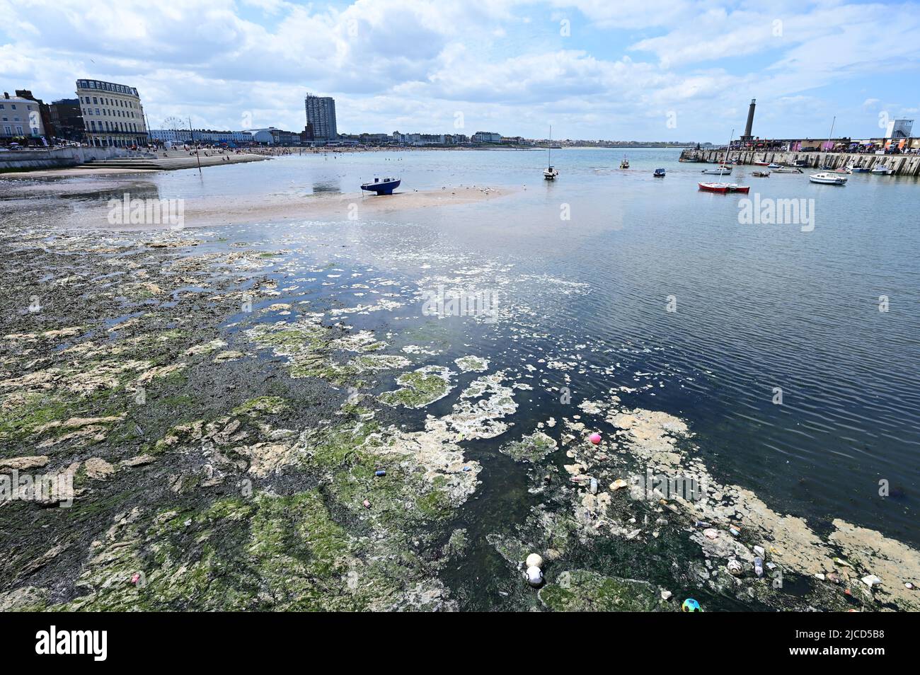 Abwasser und Verschmutzung am Margate Harbour Arm. Stockfoto