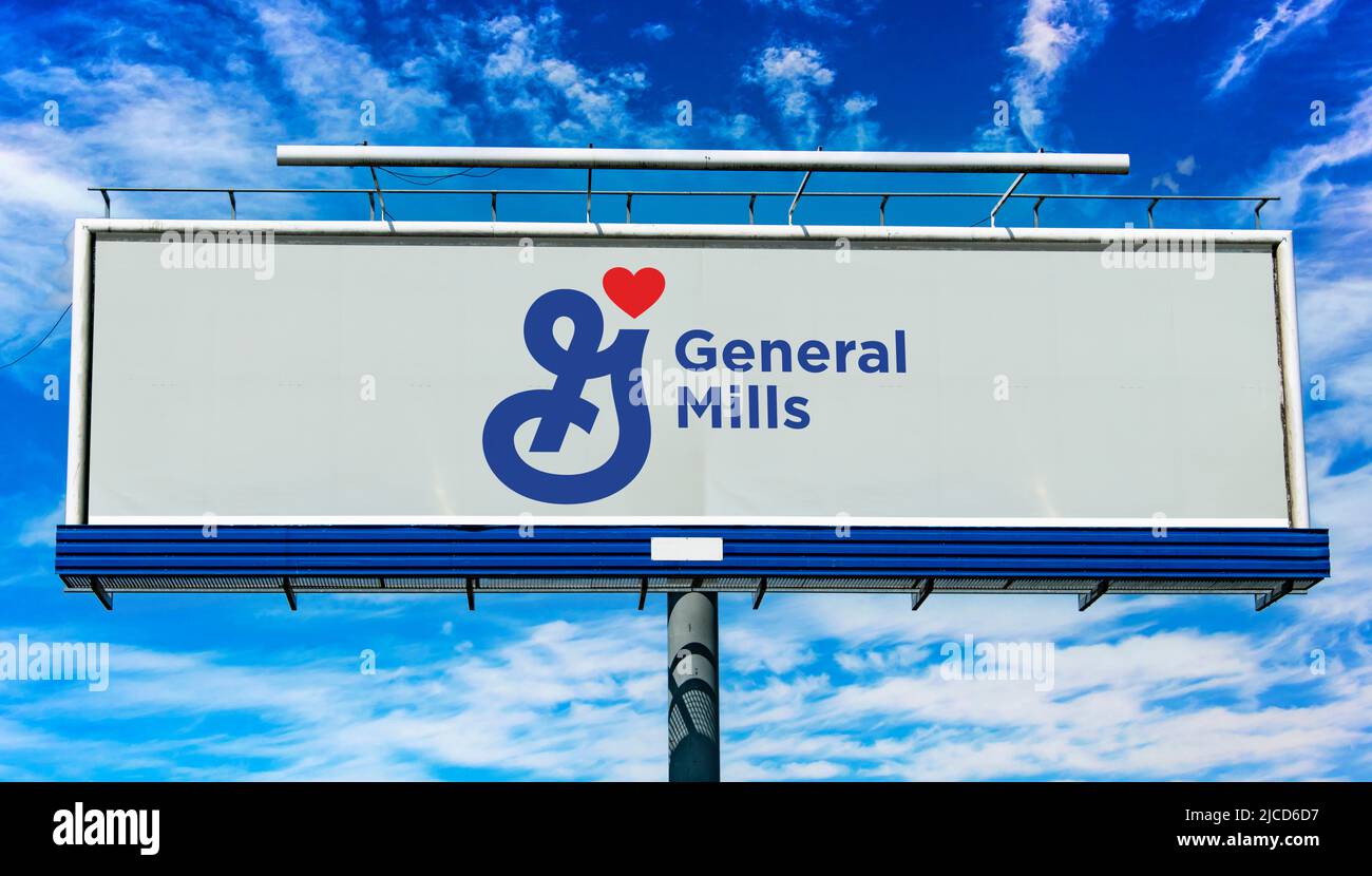 POZNAN, POL - 1. MAI 2022: Werbetafel mit dem Logo von General Mills, einem Hersteller und Vermarkter von Markenprodukten, die durch den Vertrieb vertrieben werden Stockfoto