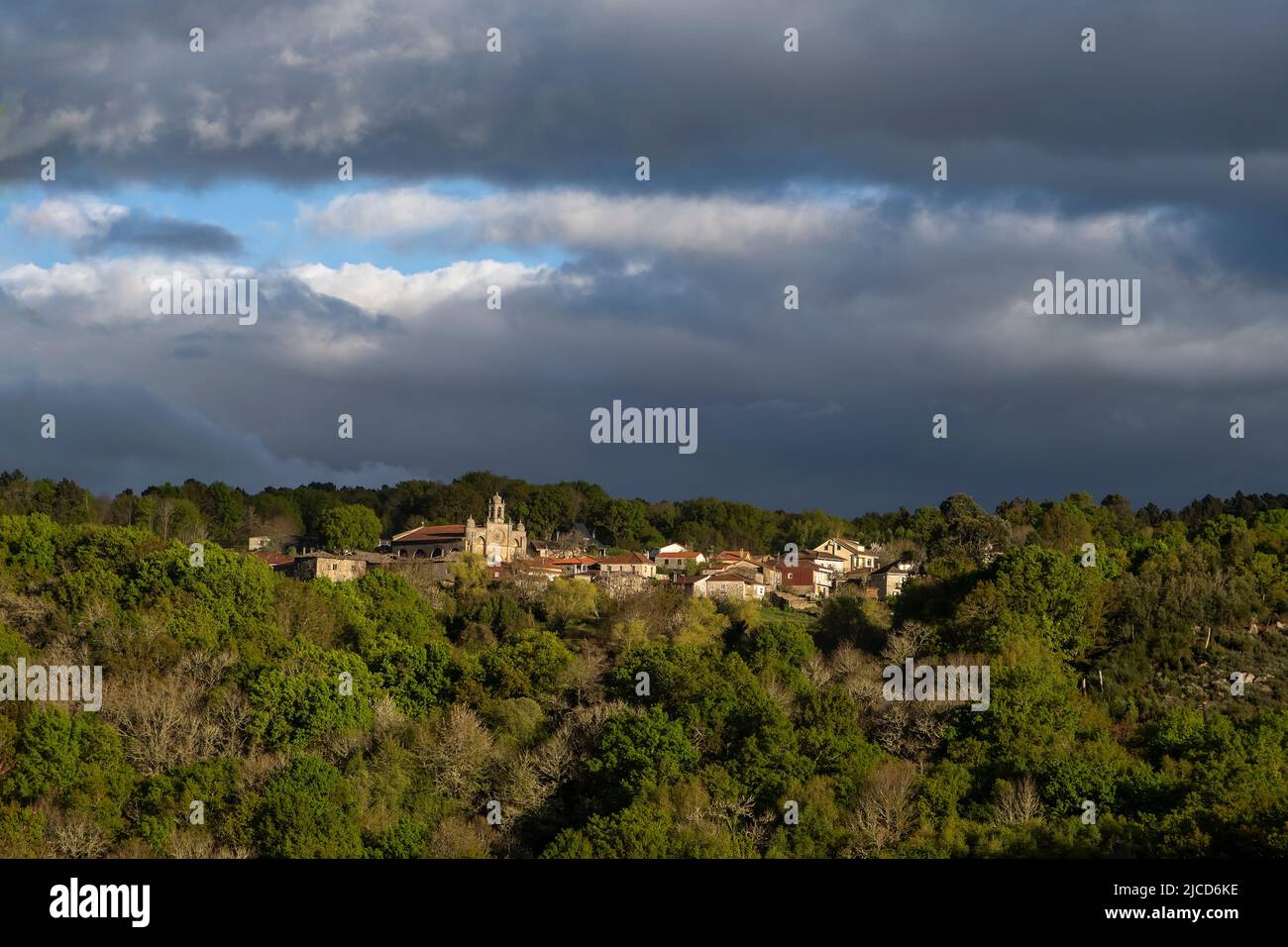 Panoramablick auf das kleine Dorf Santa Marina de Aguas Santas in Ourense, Galicien, Spanien Stockfoto