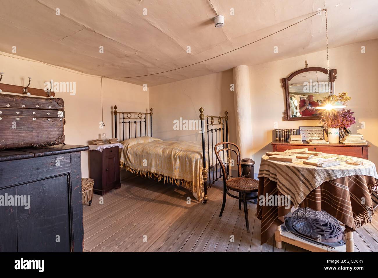 Segovia, Spanien - 9. Oktober 2017: Vintage-Schlafzimmer in einem rustikalen Haus Stockfoto