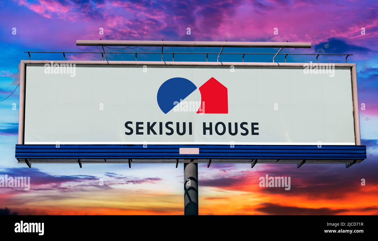 POZNAN, POL - 1. MAI 2022: Werbetafel mit dem Logo des Sekisui House, eines der größten Hausbauer Japans Stockfoto