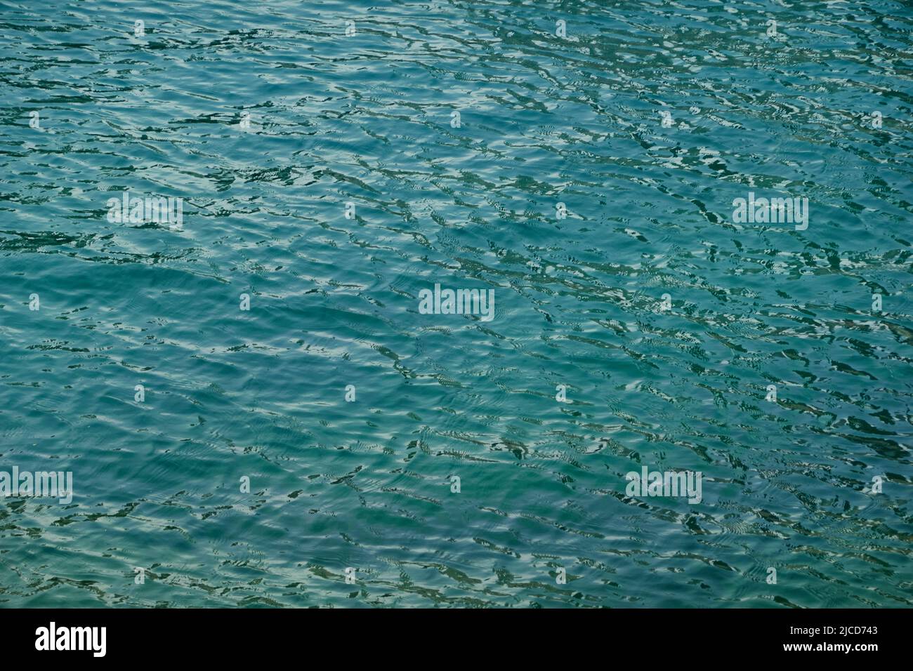 Abstraktes Hintergrundbild des blaugrünen Lake Michigan mit gewellter Oberflächenbewegung Stockfoto